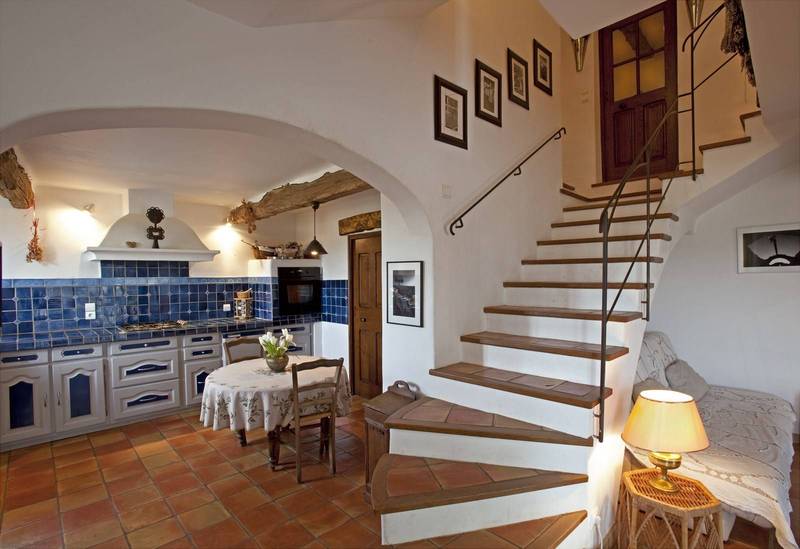 espace de vie cuisine ouverte équipée salon salle à manger dans cette ancienne bergerie restaurée à la vente