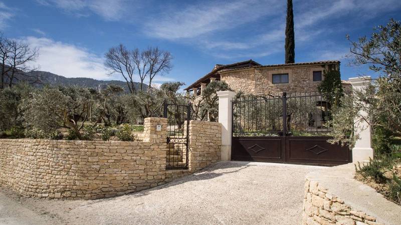 Bastide en pierre à la vente à Oppède