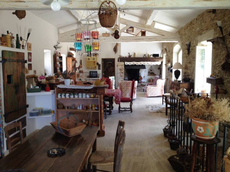 grande pièce de reception dans un Mas restauré