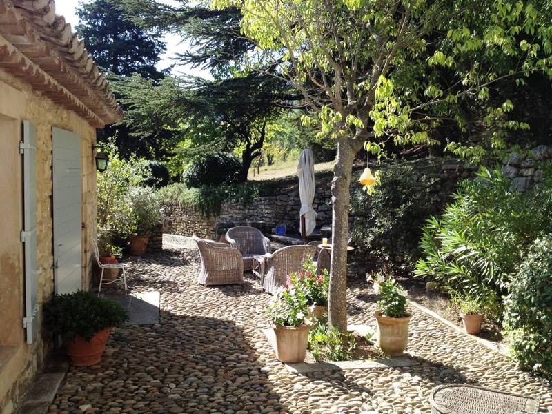 terrasse coté sud avec calade au sol