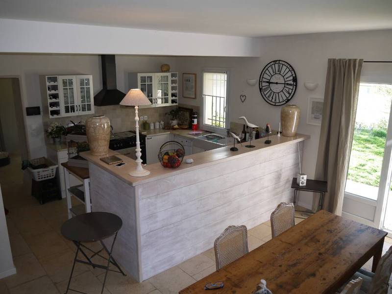 espace de vie cuisine ouverte salle à amanger salon avec cheminée