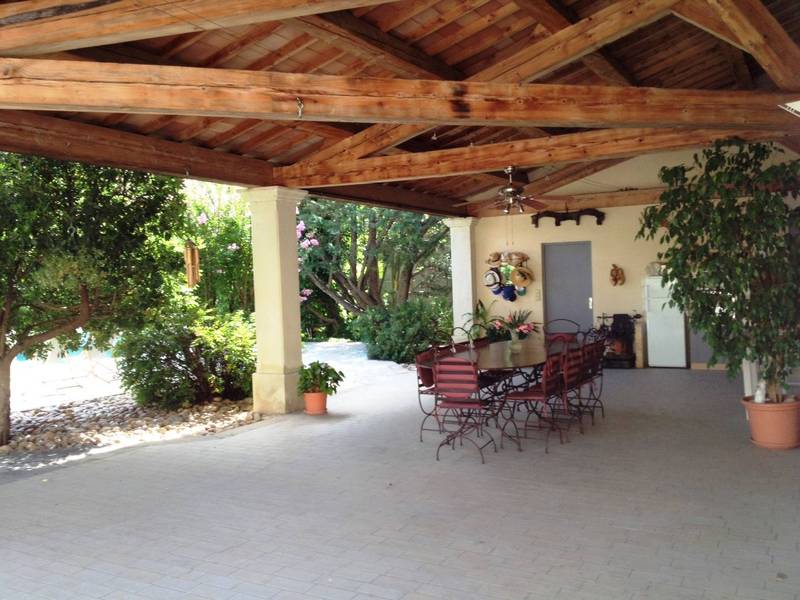 espace de vie salle à manger et cuisine d'été dans cette maison à vendre à Entraigues sur Sorgue