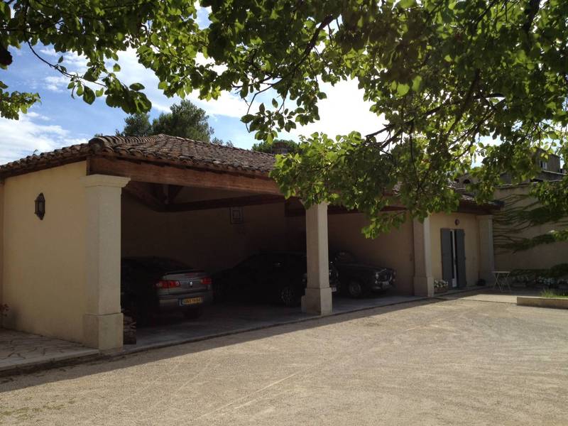 Maison à vendre à Entraigues sur la Sorgue avec garages et abris voitures
