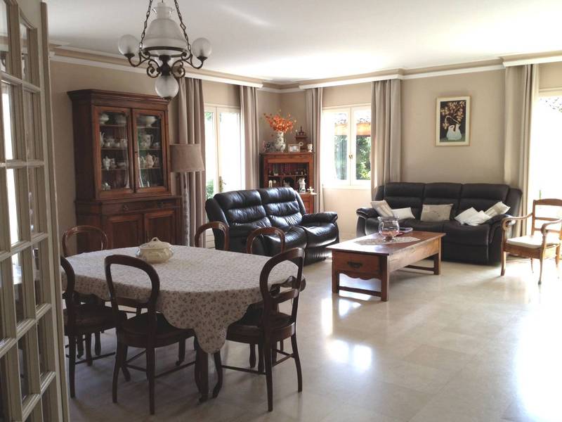 salon salle à mager avec cheminée dans cette villa à vendre près d'Avignon