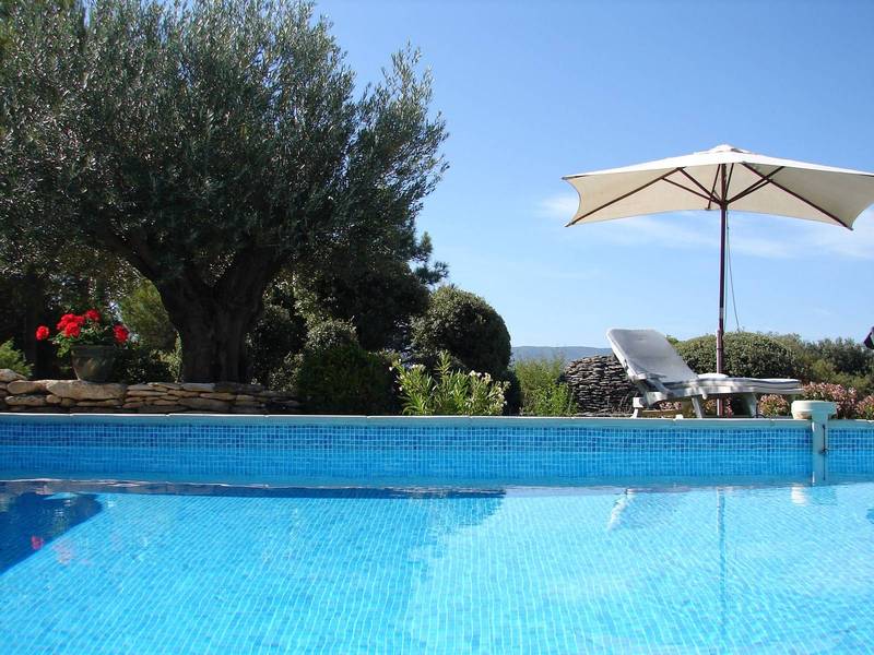 piscine avec vue sur le Luberon