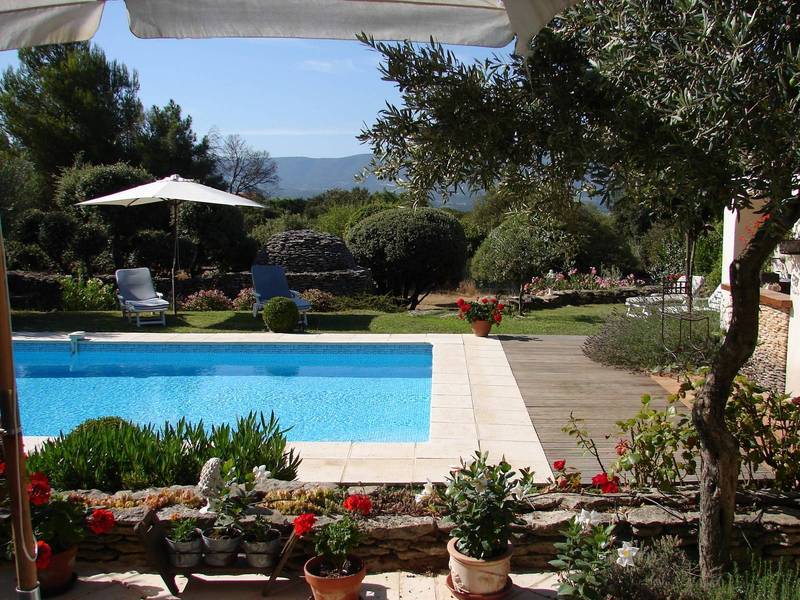 Piscine face à la montagne du Luberon