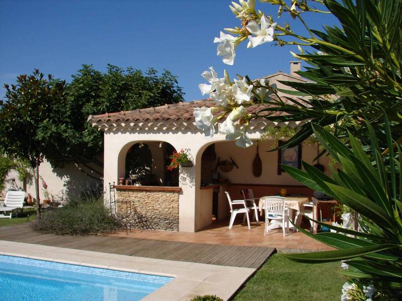 Piscine et pool house cuisine d'été