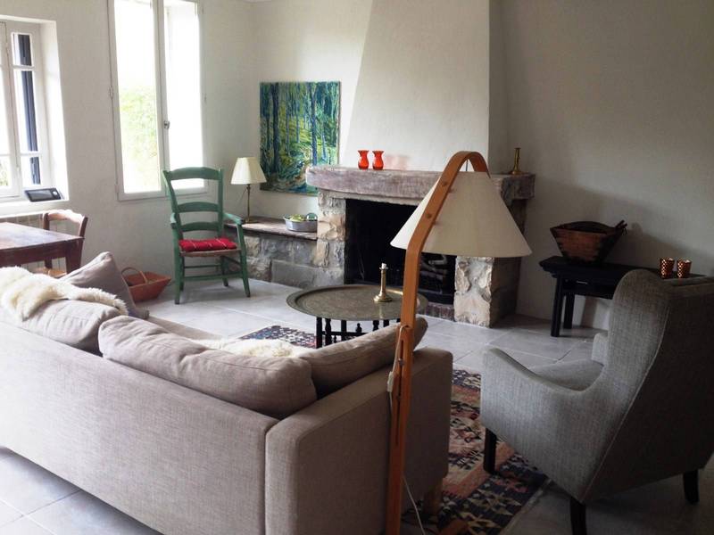 salon avec cheminée dans cette maison en vente à St Saturnin les Apt