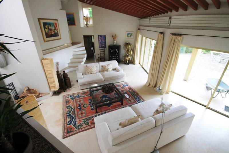 salon avec cheminée et accès directe vers les terrasses et jardin