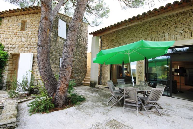 Maison moderne en pierre à vendre près de Gordes