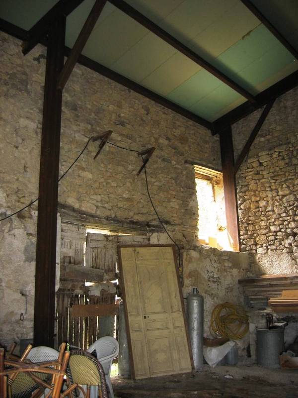 Loft à aménager dans un hameau en copropriété avec piscine près de Viens