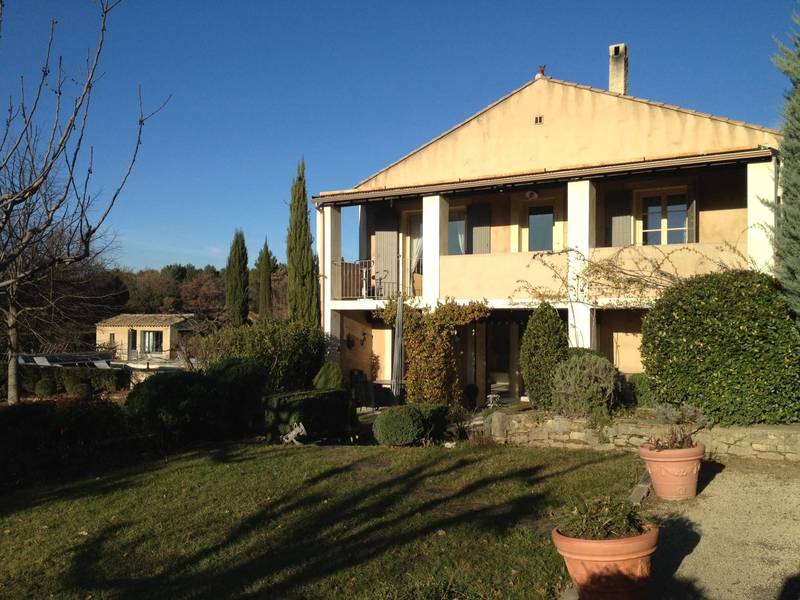 A vendre maison contemporaine avec vue sur le village de MENERBES