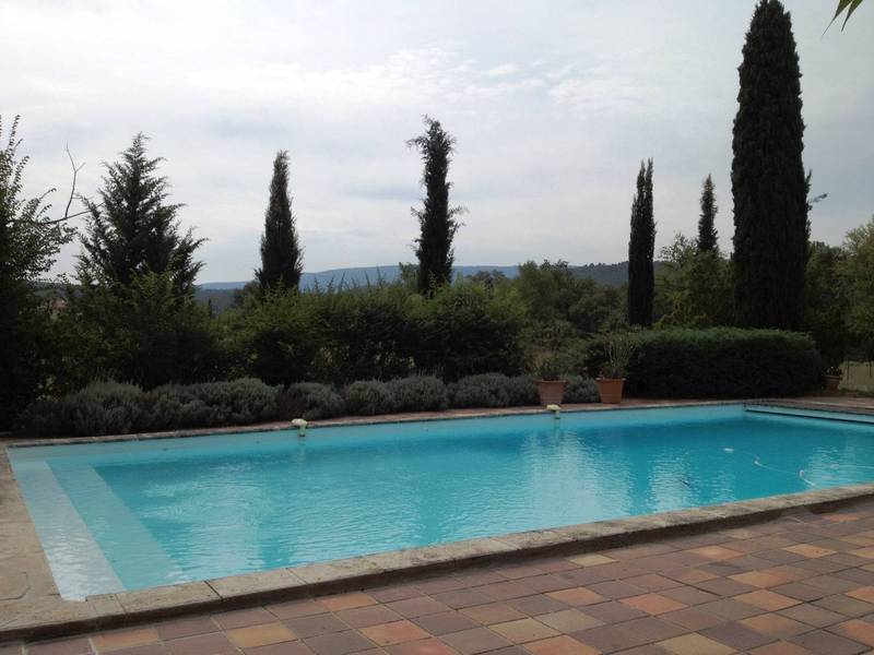 Piscine avec vue sur le Luberon dans cette propriété à vendre à Menerbes