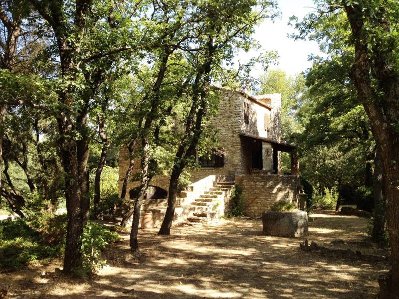 Propriété à vendre à Menerbes maison d'amis au milieu des chênes