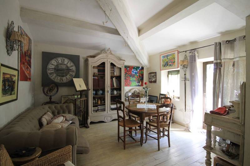 espace de vie salon salle à manger cuisine équipée dans cette maison en pierre à la vente à Menerbes