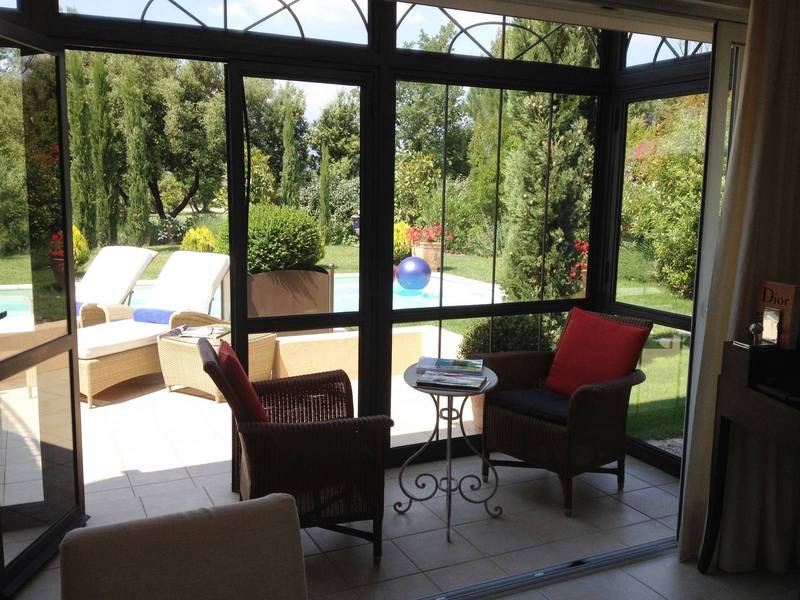 salon véranda avec vue sur le Golf