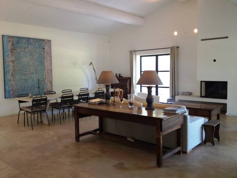 Espace de vie salon avec cheminée salle à manger