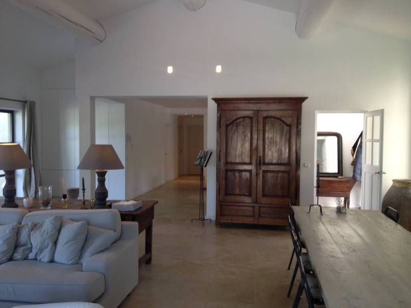 Maison Contemporaine à vendre à Roussillon avec une piscine et jardin arboré