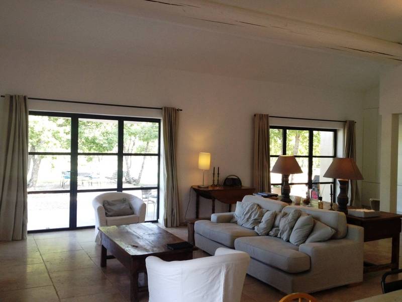 Grande pièce de reception avec accès terrasse et jardin