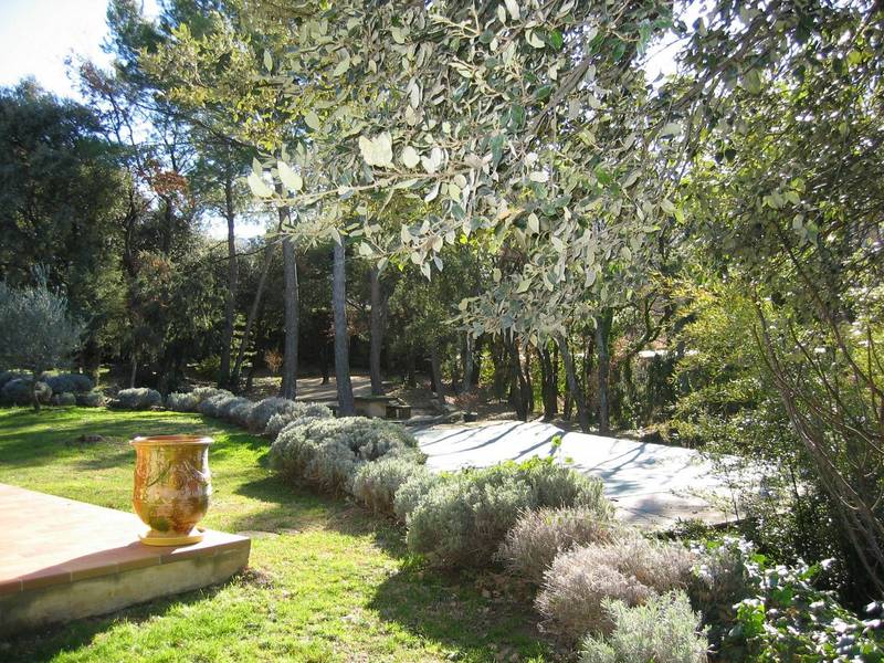 Villa à Menerbes avec jardin arboré et piscine