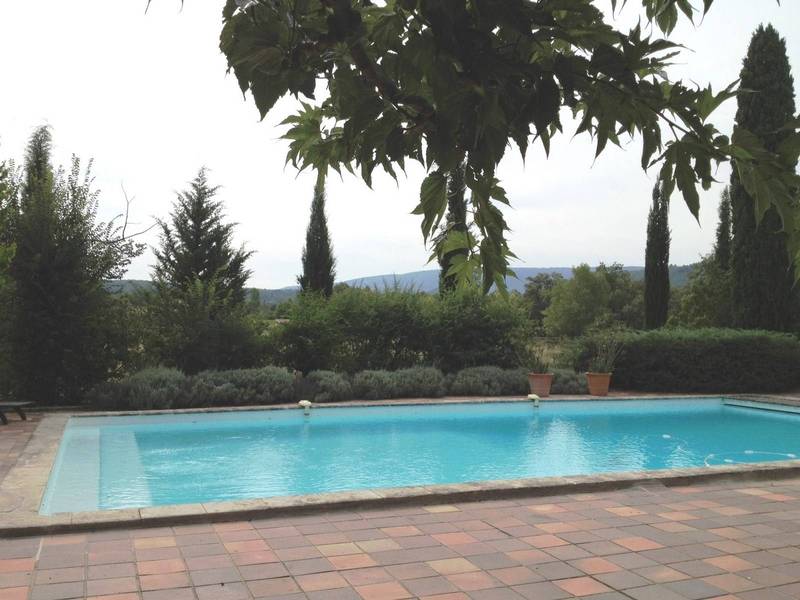 Piscine avec vue sur le Luberon dans ce mas à la vente à Menerbes