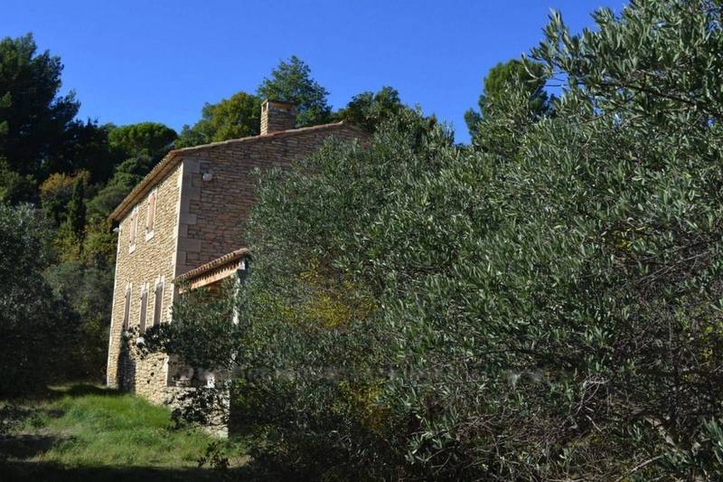 Maison en pierre sèche à vendre à Gordes avec une vue panoramique et terrain d'oliviers