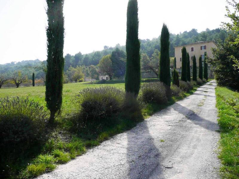 Bastide à vendre à Lacoste avec jardin, piscine et superbe vue