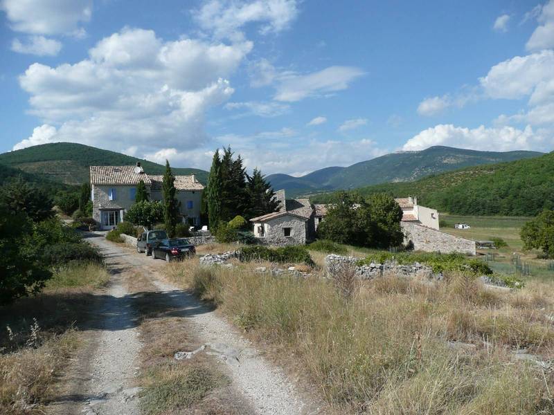 A vendre maison en pierre et ses dépendances près de Banon
