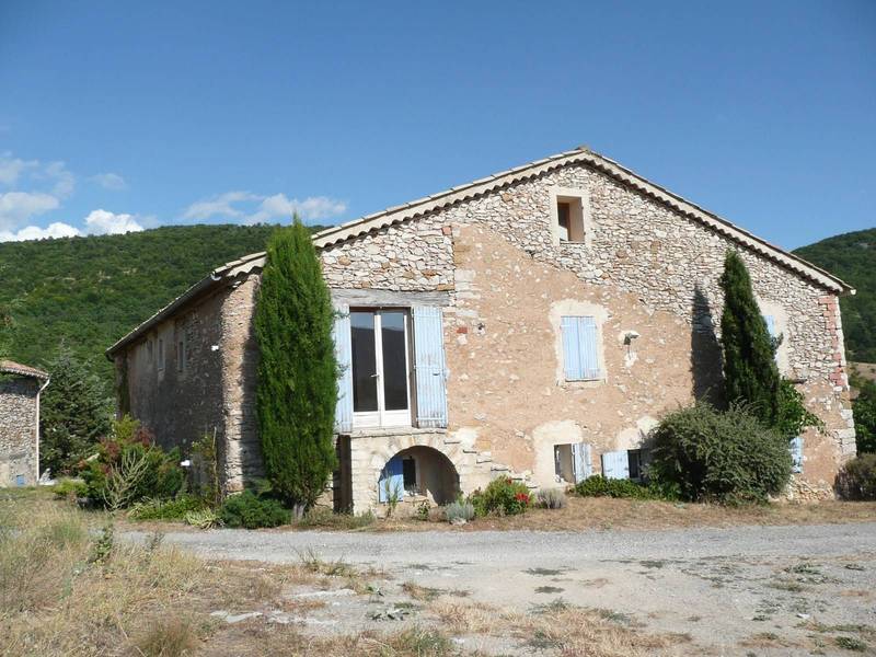 Grange à vendre faisant partie d'un ensemble de bâtiments en pierre près de Banon