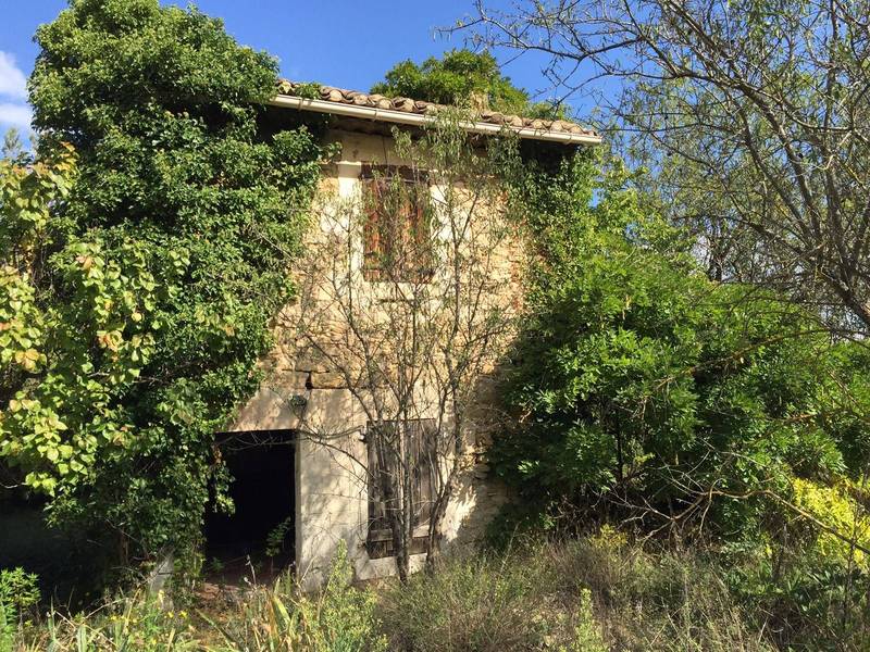 Menerbes ferme ancienne à restaurer composée de plusieurs corps de bâtiments