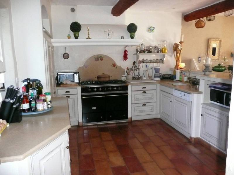 Cuisine entièrement équipée dans cette ferme restaurée à vendre dans le Luberon Parc régional du Luberon