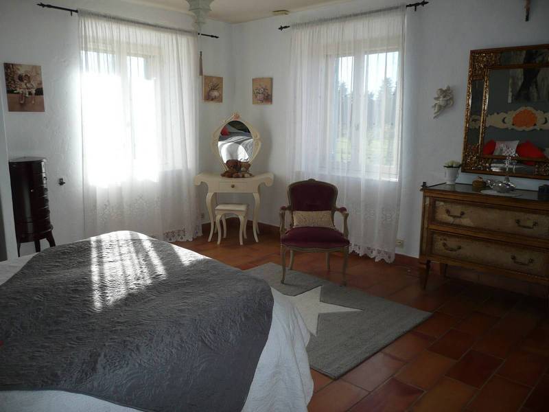 Mas en Pierre à vendre aux Taillades dans le Luberon avec jardin arboré et piscine