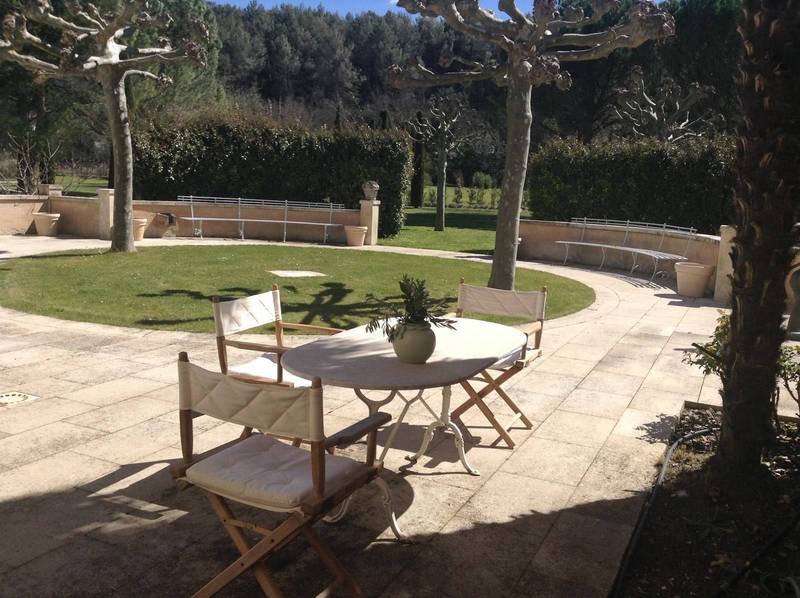 Terrasse plein sud à l'ombre des platanes dans ce mas à la vente à Menerbes