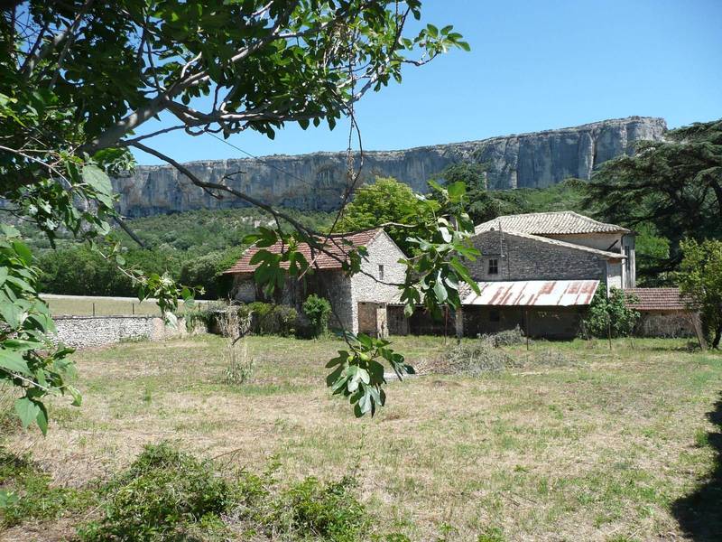 Propriété à la vente avec vue sur la falaise de Lioux