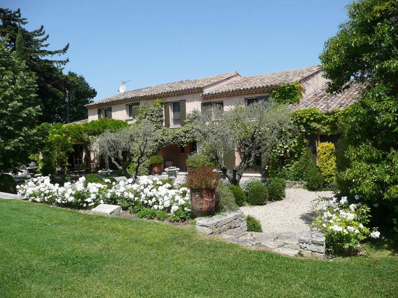 A vendre mas avec jardin et piscine vendu entièrement meublé