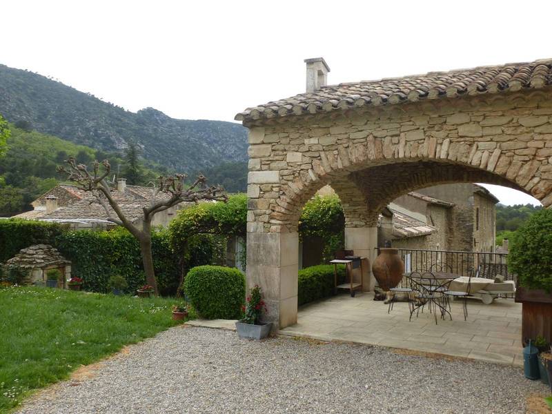 Avendre dans le Luberon mas en pierre et sa maison d'amis