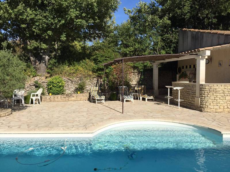 Piscine avec bar d'été dans cette villa en vente à Lacoste