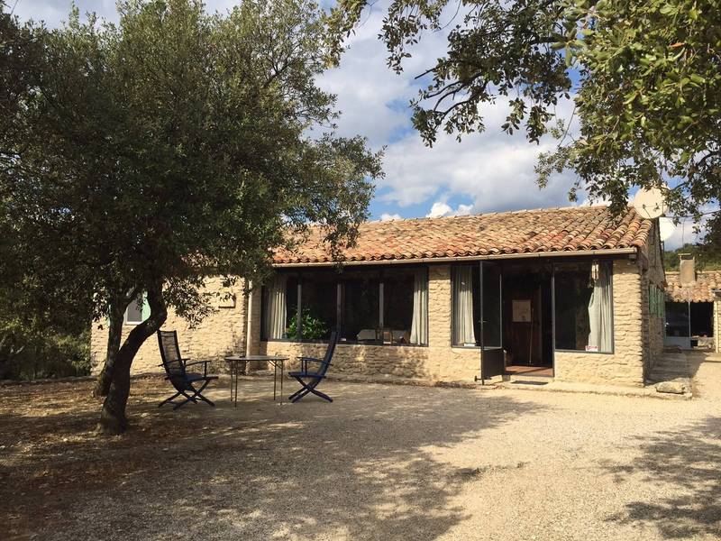 Maison de plain-pied en pierre en vente à Gordes