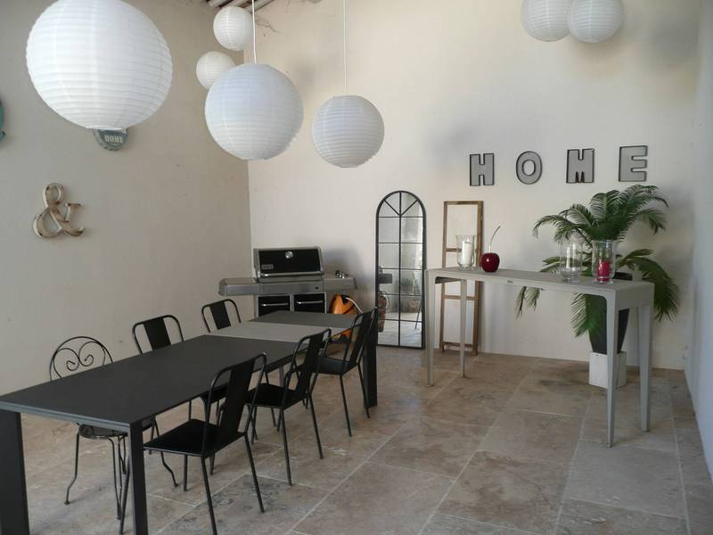 Maison Contemporaine à  vendre à Cabrieres d'Avignon jardin et piscine