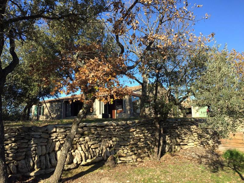 Maison de plain-pied en pierre à vendre à Gordes avec son oliveraie