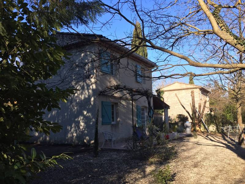 Propriété à la vente avec 3 maisons indépendantes