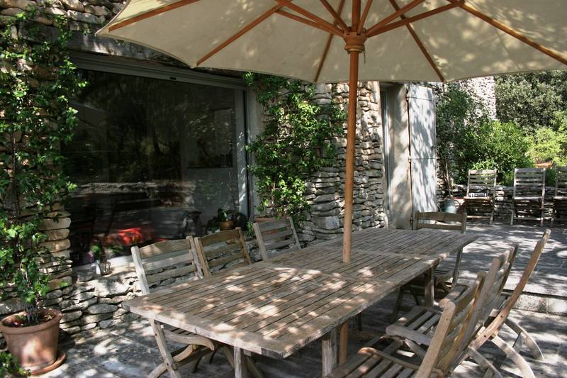 Gordes maison contemporaine en pierre à vendre avec une belle