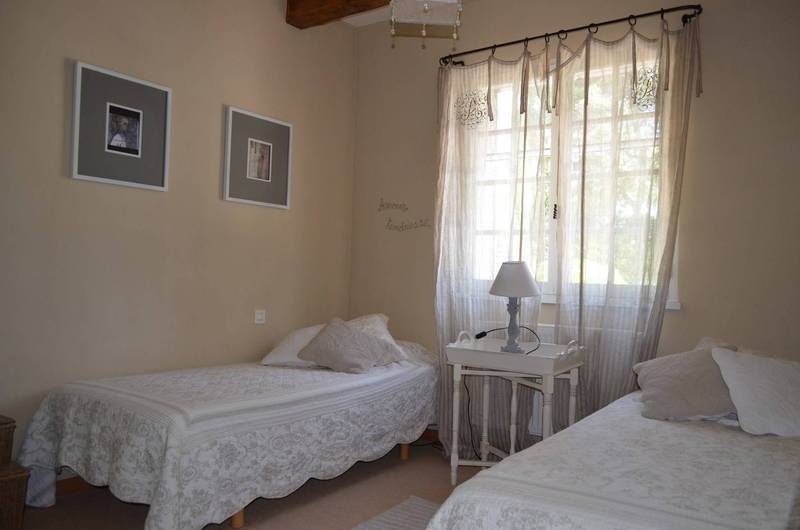 Maison de plain-pied avec jardin piscine et vue sur le Luberon