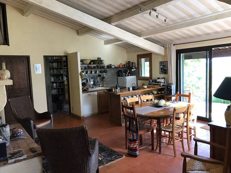 Villa à vendre à Viens avec une superbe vue sur la montagne du Luberon