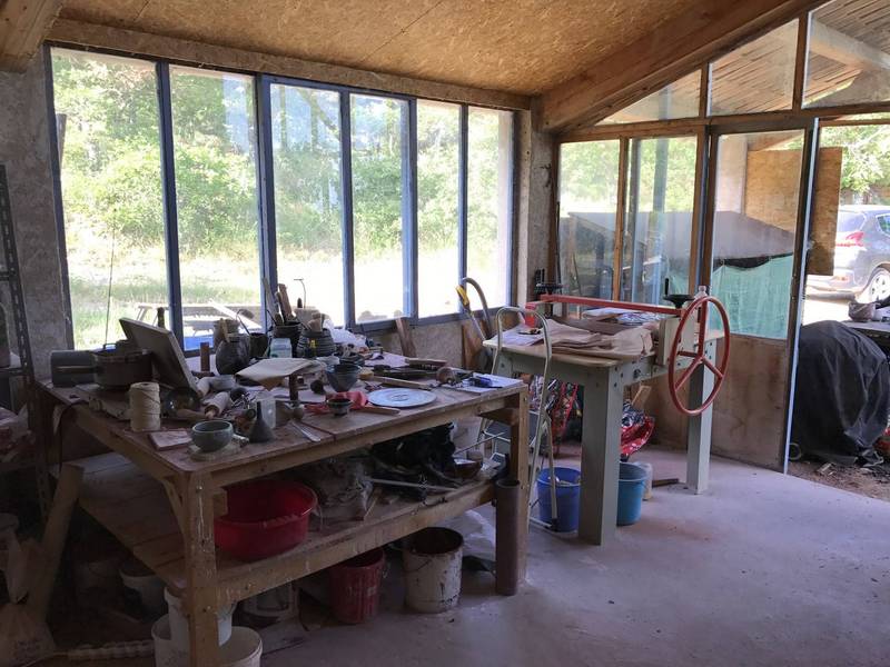 atelier d'artiste dans cette maison à vendre dans le Luberon