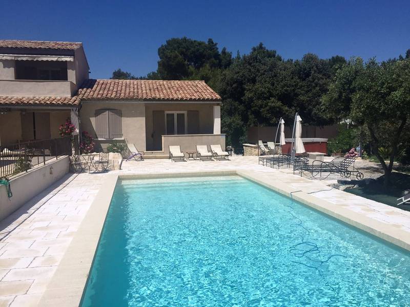 Villa à vendre avec jardin et piscine près d'Avignon