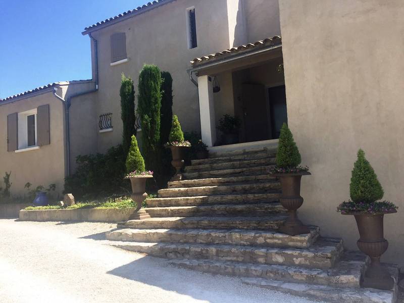 Villa à vendre dans le Luberon avec jardin, piscine et gite