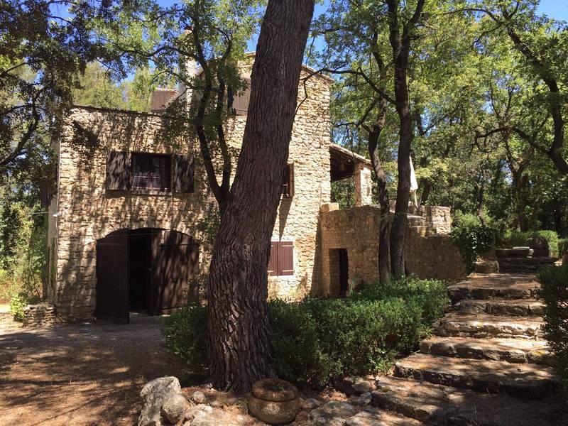 Menerbes maison en pierre avec jardin et piscine