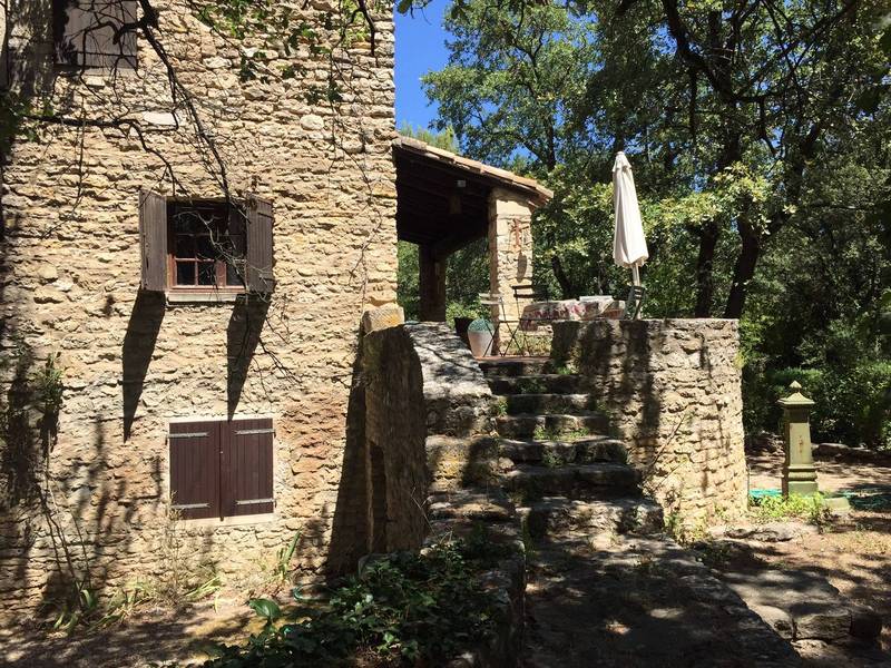 Maison en Pierre à vendre à Menerbes avec un jardin arboré et une piscine