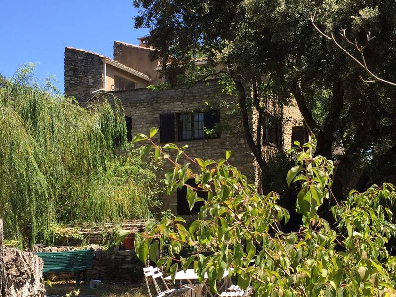 Maison en Pierre à vendre à Menerbes avec un jardin arboré et une piscine